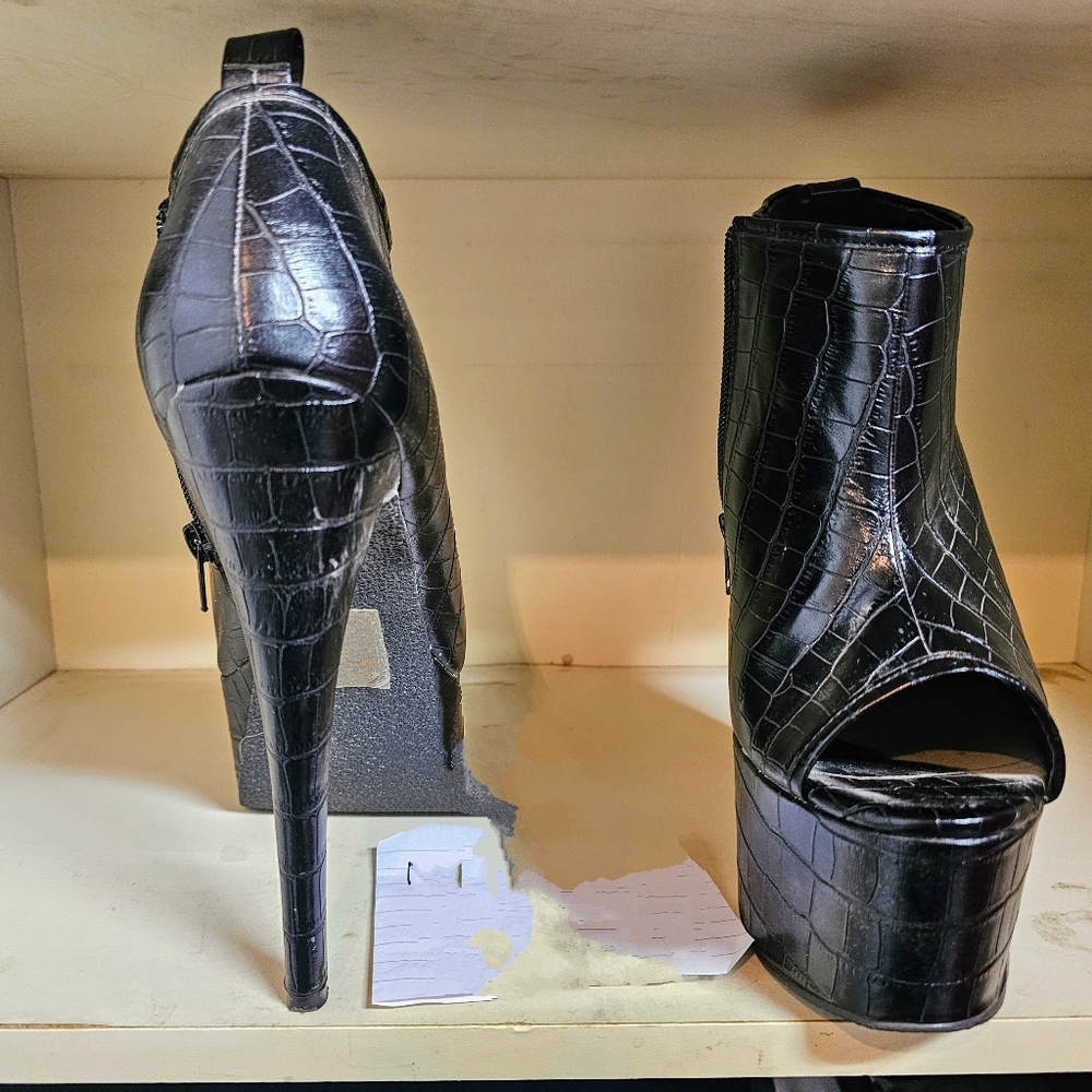 Heels - Picture 2 of 3